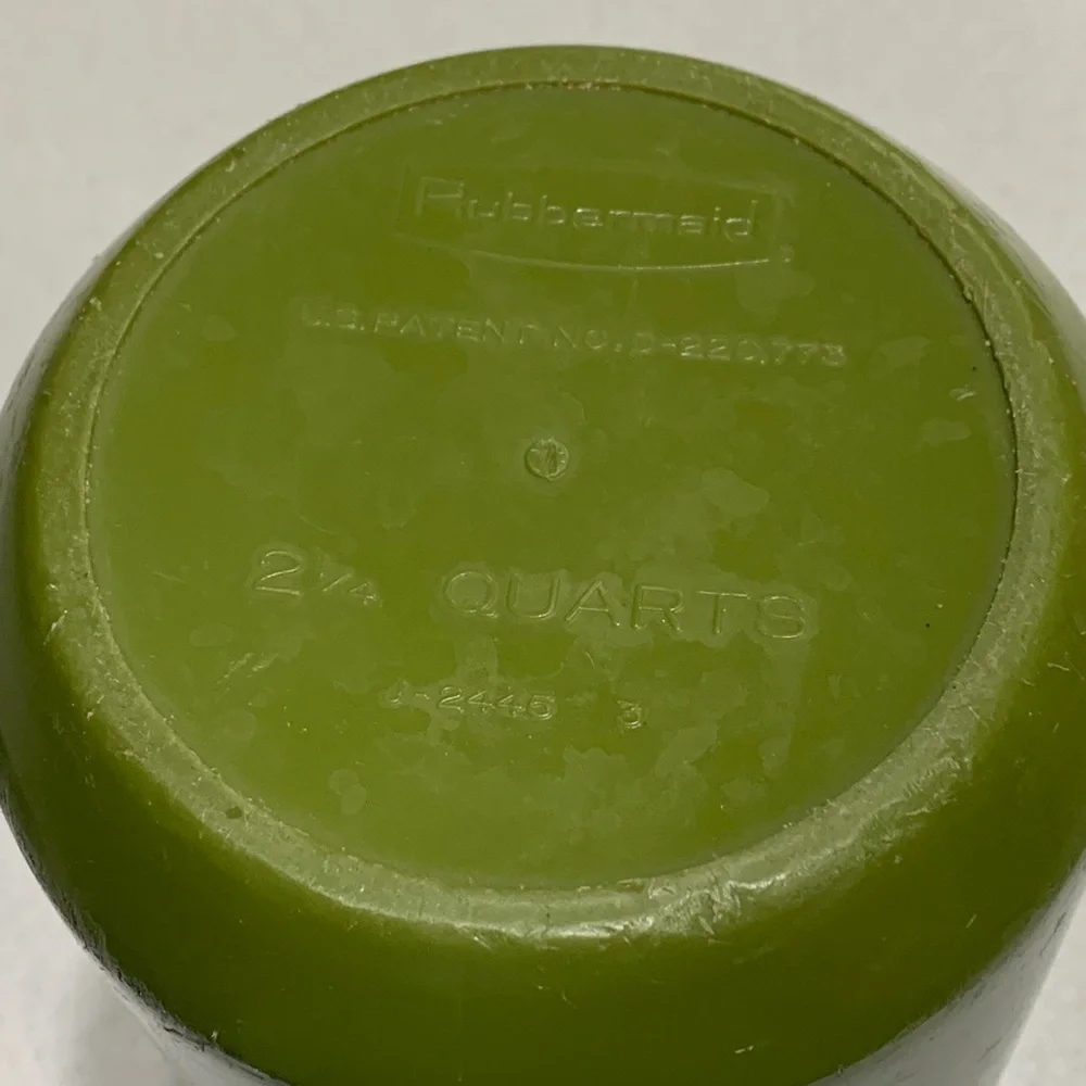 Rubbermaid Pitcher 2 1/4 Quarts drinking vintage Green MCM lid serve ware